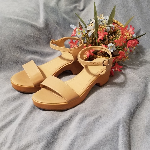 Parisian Sandals - Picture 3 of 3